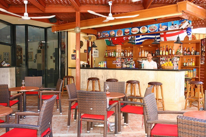 Latania Studios & Apartments