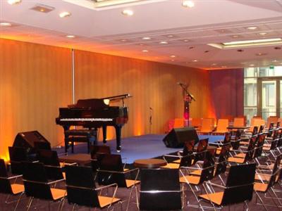 Holiday Inn Express Paris Canal De La Villette