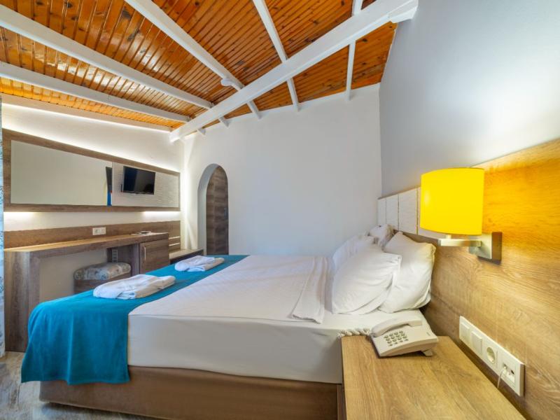 llusion Beach Club Hotel