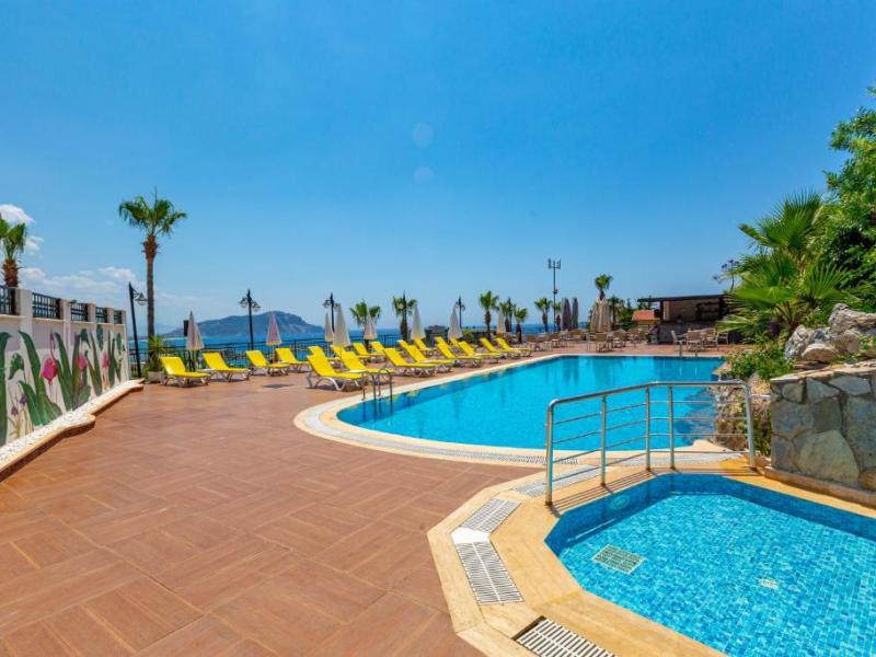 llusion Beach Club Hotel