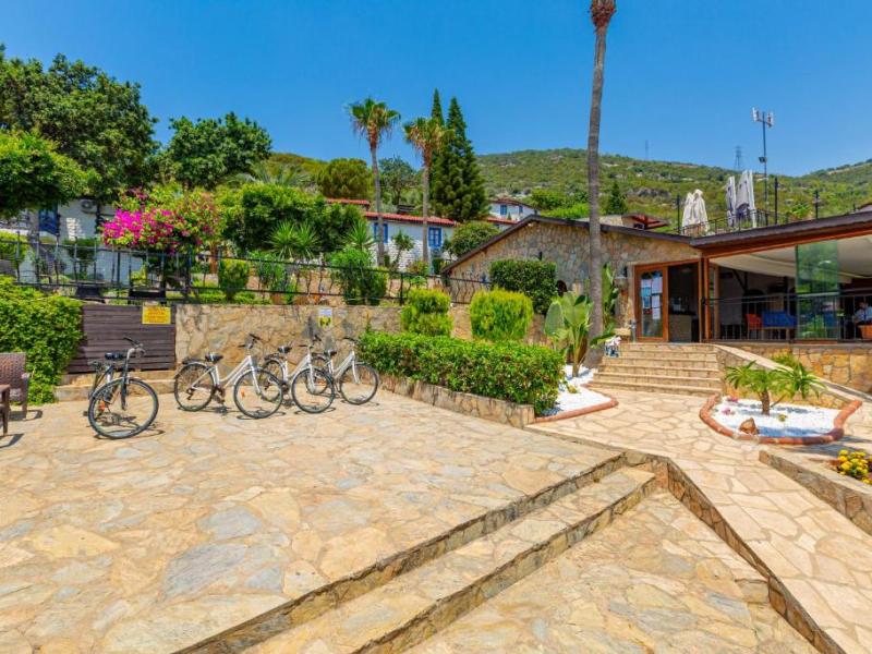 llusion Beach Club Hotel