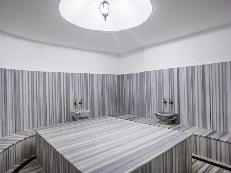 llusion Beach Club Hotel