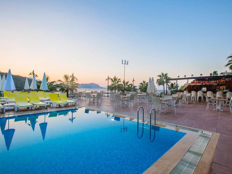 llusion Beach Club Hotel