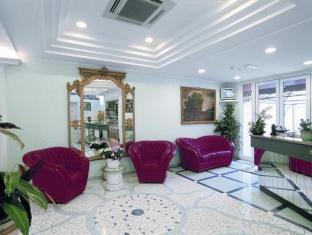 Hotel Residence Record