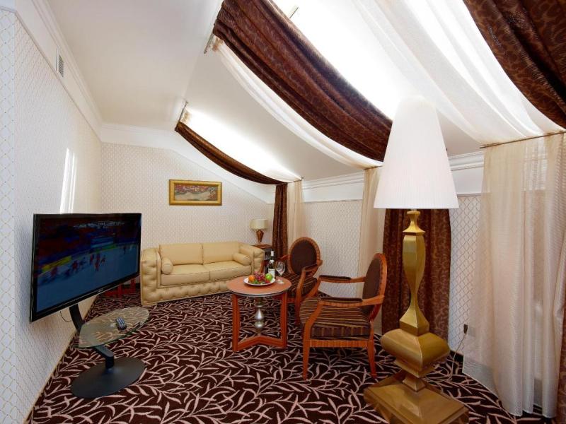 Двор Подзноева (Главный корпус)