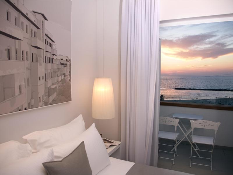 Gordon Hotel & Lounge