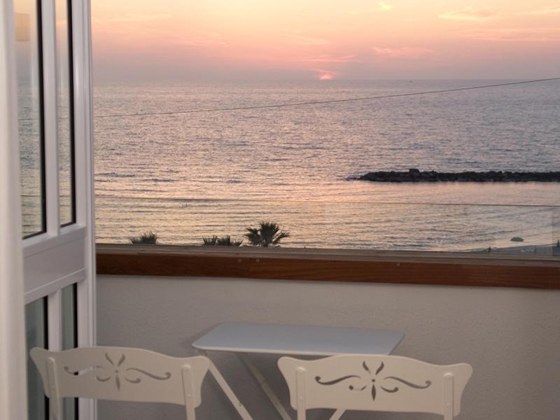 Gordon Hotel & Lounge