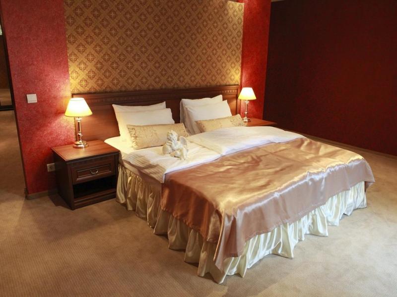 Золотой Дельфин