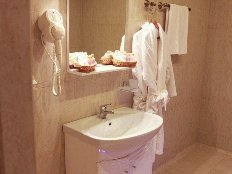 Золотой Дельфин