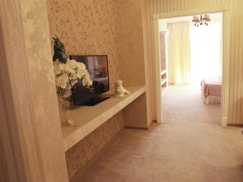 Золотой Дельфин