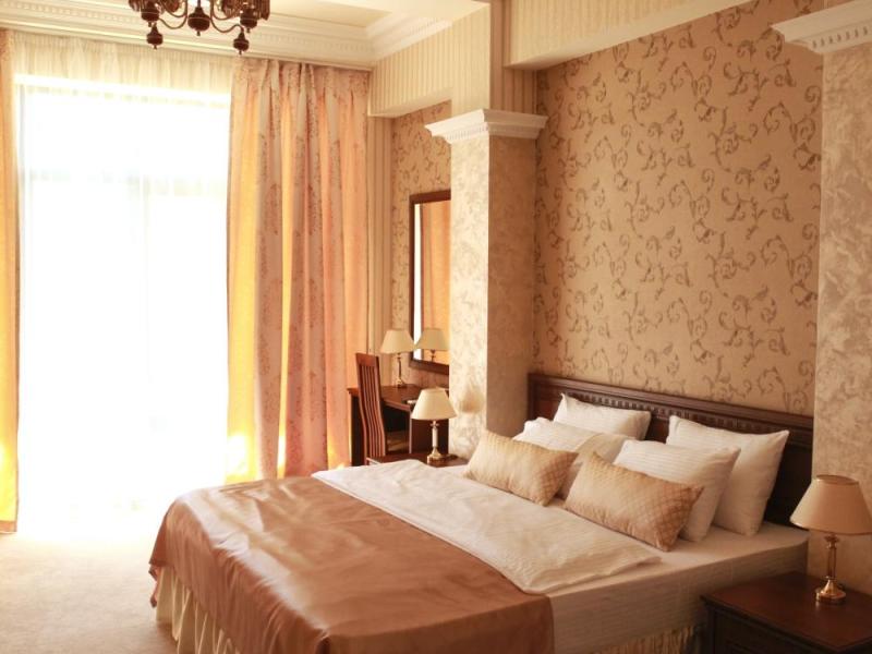 Золотой Дельфин