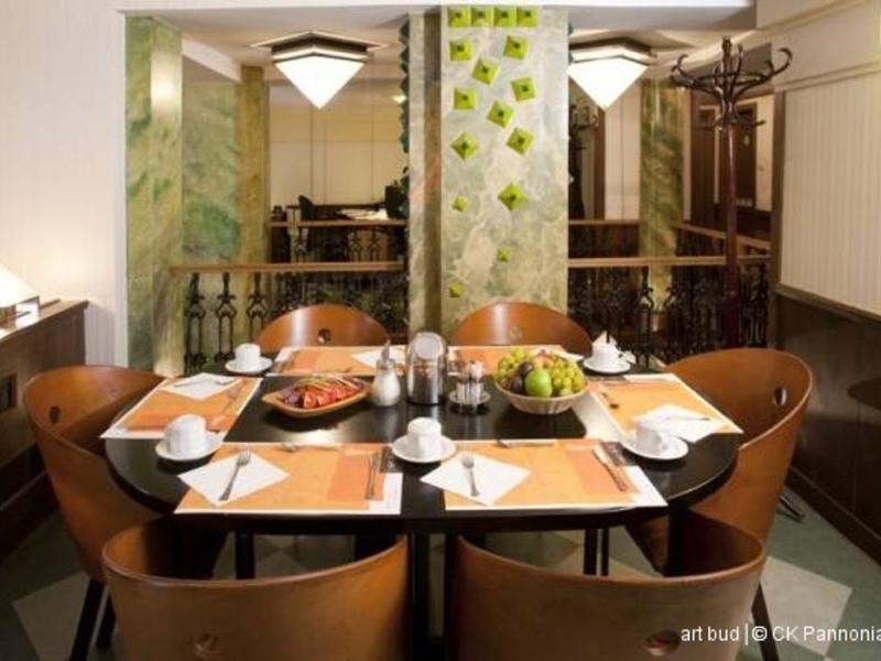 The Three Corners Hotel Art