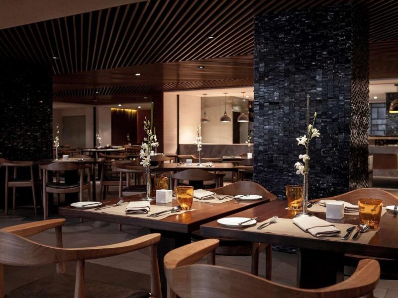 Pullman Shanghai Skyway Hotel