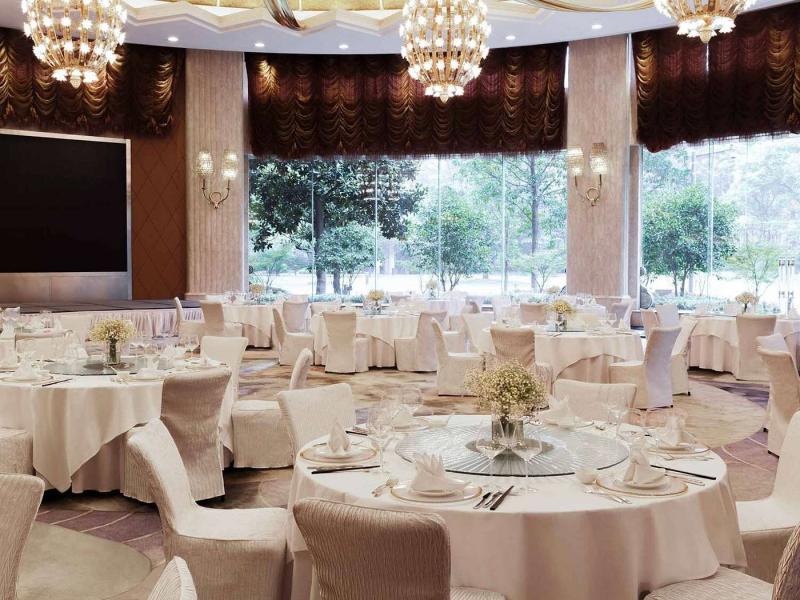 Pullman Shanghai Skyway Hotel