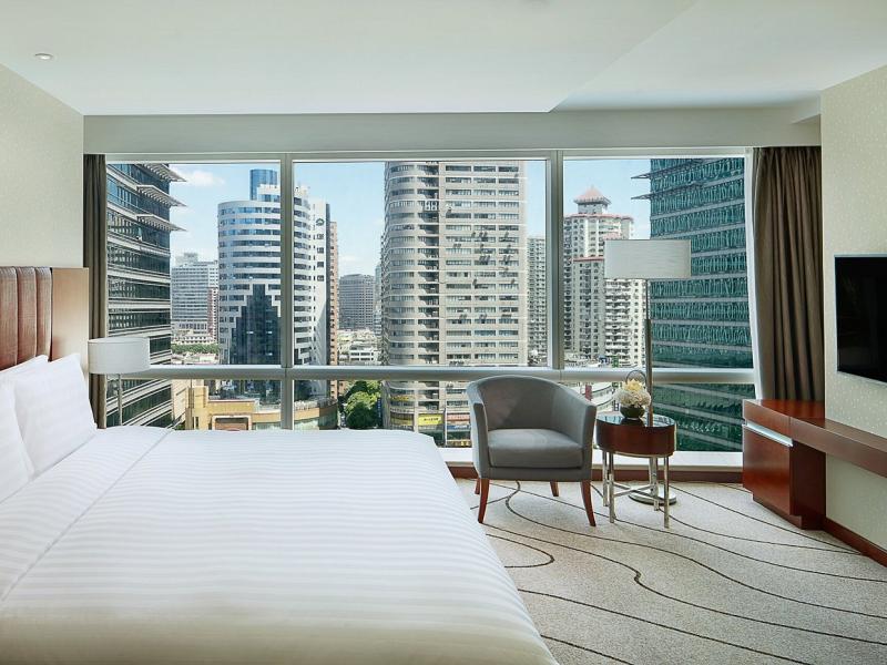 Pullman Shanghai Skyway Hotel