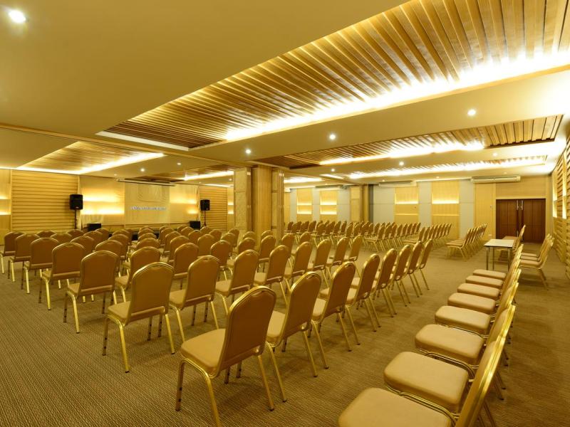 Royal Phala Cliff Beach