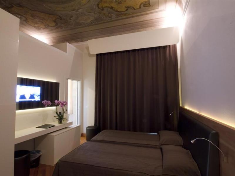 Hotel Embassy