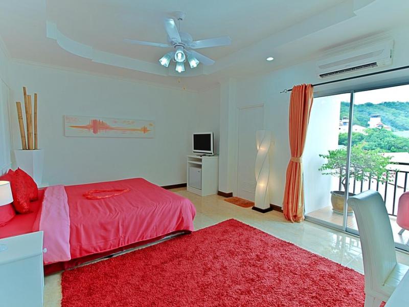 Arya Eightball Records Hotel