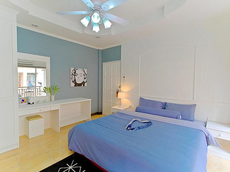 Arya Eightball Records Hotel