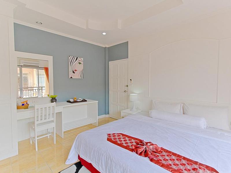 Arya Eightball Records Hotel