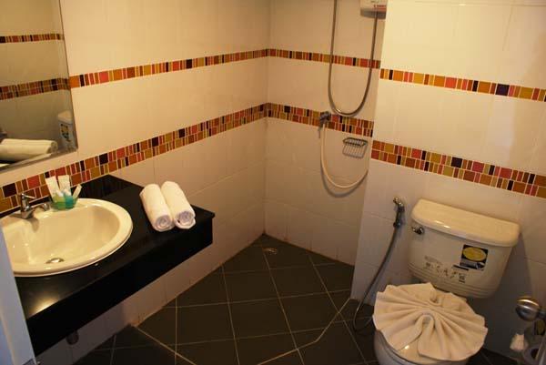 AThome Hotel two @Nanai 8 & Thai Kitchen