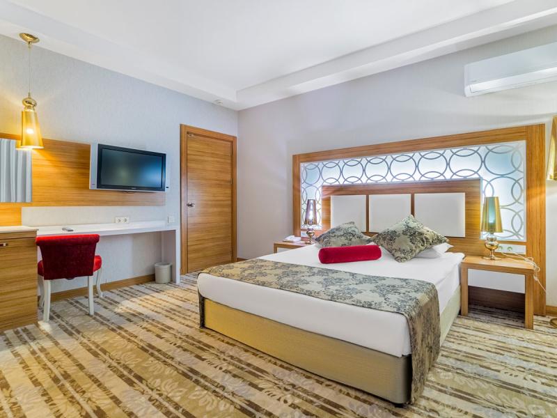 Justiniano Deluxe Resort Hotel