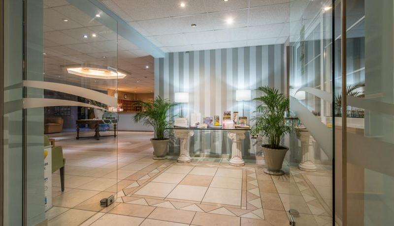 Koukounaria Hotel & Suites