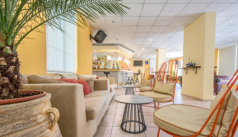 Koukounaria Hotel & Suites