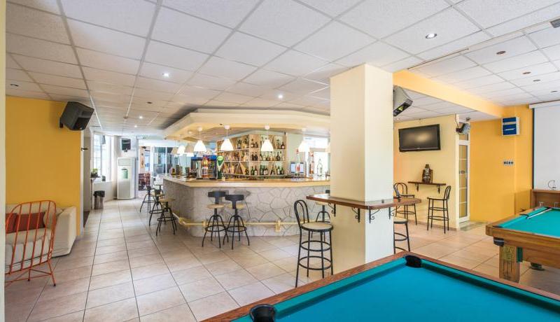 Koukounaria Hotel & Suites