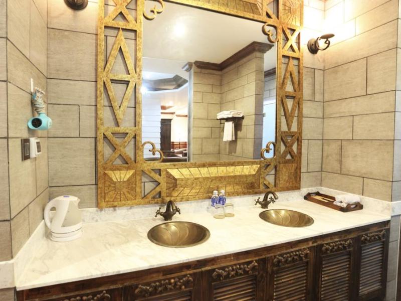 Seventeen Saloon Hotel