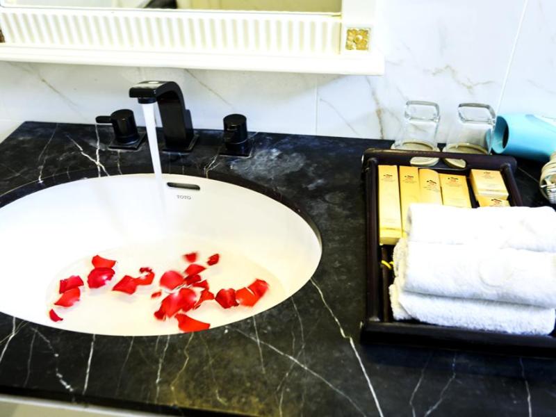 Seventeen Saloon Hotel