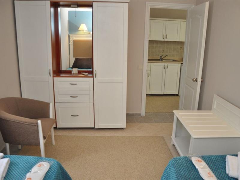 Moonshine Hotel & Suites