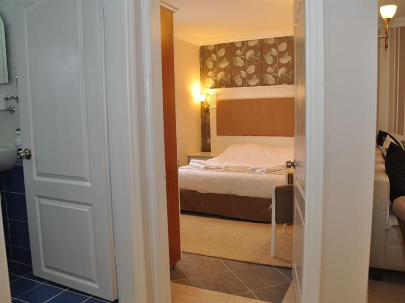 Moonshine Hotel & Suites