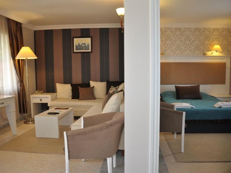 Moonshine Hotel & Suites