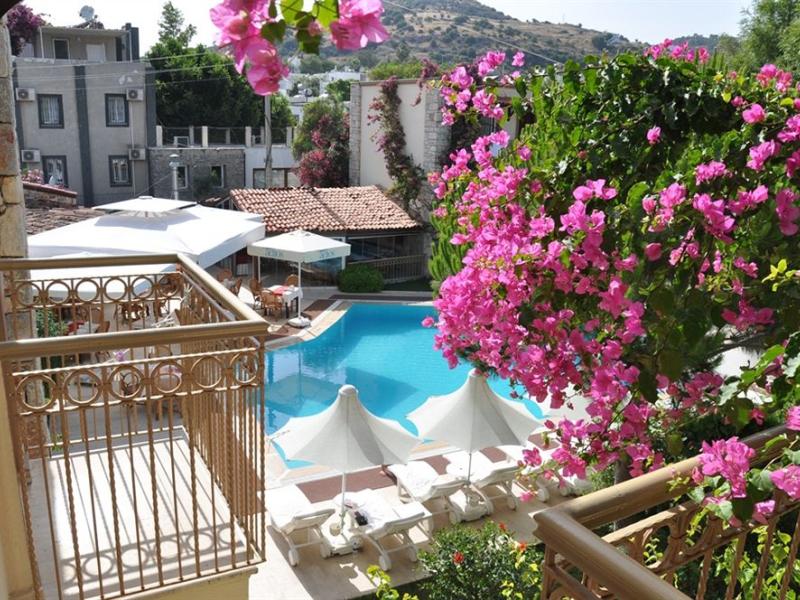 Moonshine Hotel & Suites