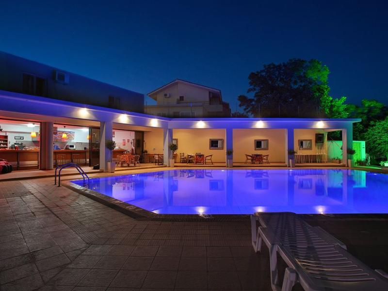 Hillside Studios & Apartments