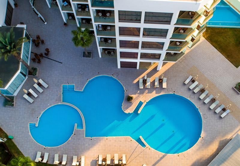 Adams Beach Deluxe Wing