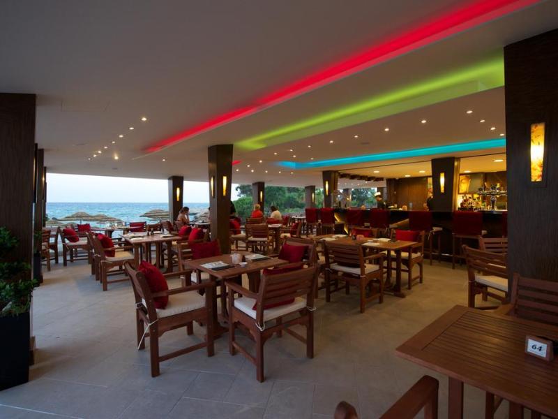 Adams Beach Deluxe Wing