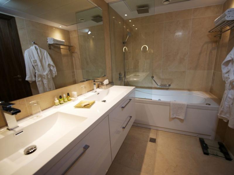 Adams Beach Deluxe Wing