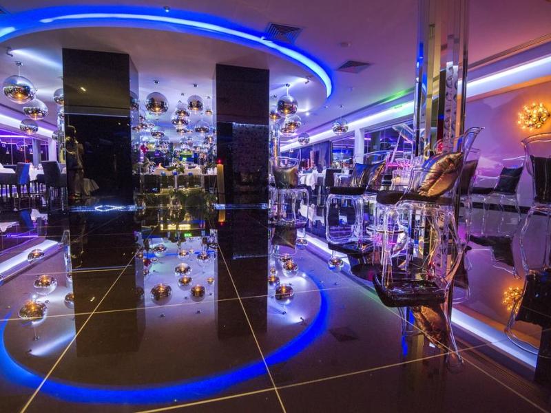 Adams Beach Deluxe Wing