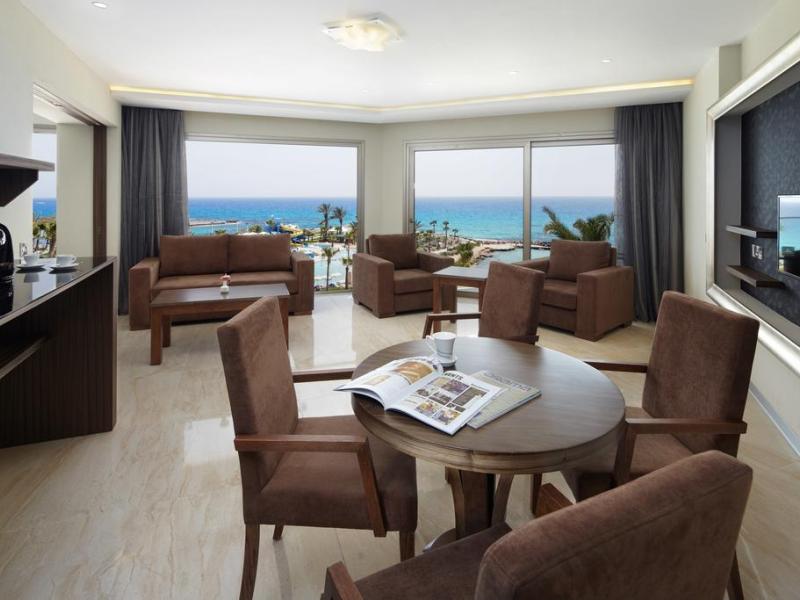 Adams Beach Deluxe Wing