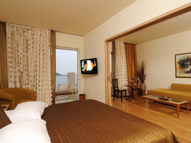 Akrotiri Beach Hotel