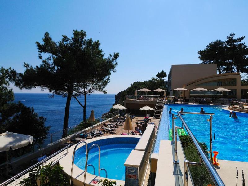 Akrotiri Beach Hotel