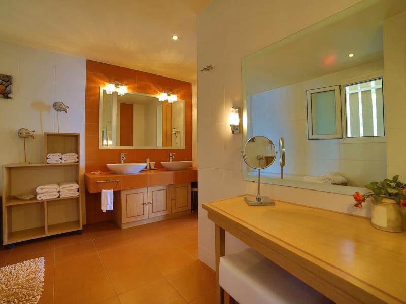 Akrotiri Beach Hotel