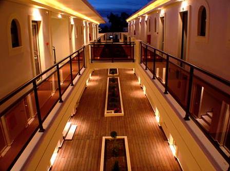 Canadian Hotel
