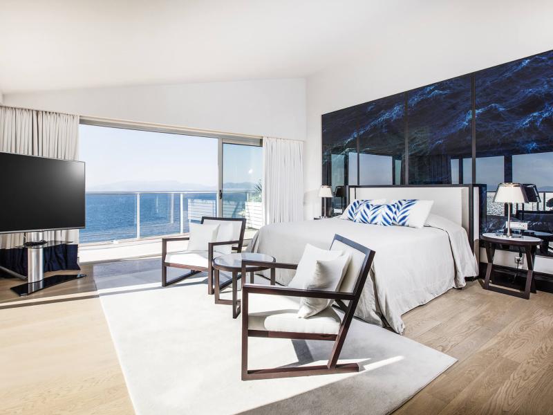 Charisma De Luxe Hotel