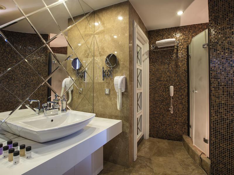 Charisma De Luxe Hotel