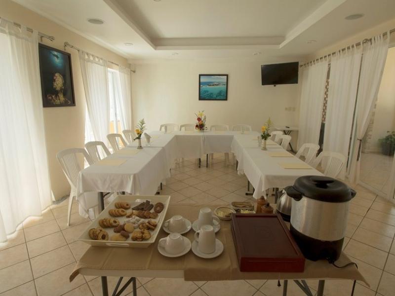 Hotel Bucaneros & Suites