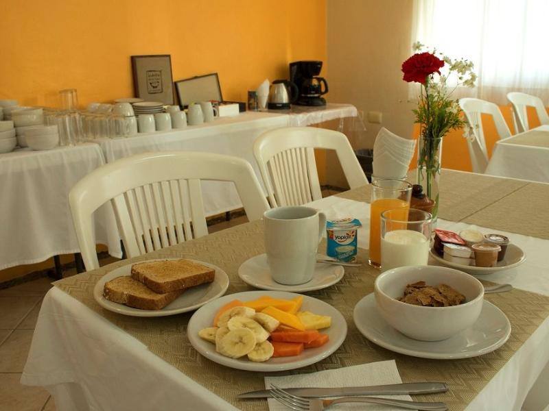 Hotel Bucaneros & Suites
