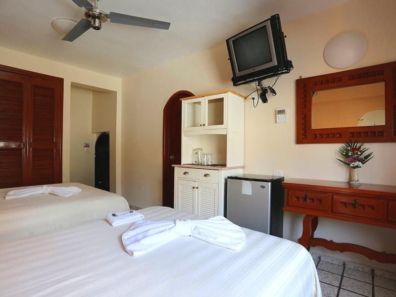 Hotel Bucaneros & Suites